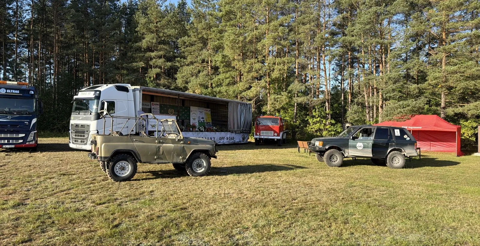 Poranek na placu w Zagruszanach: Range Rover organizatorów z przyczepą