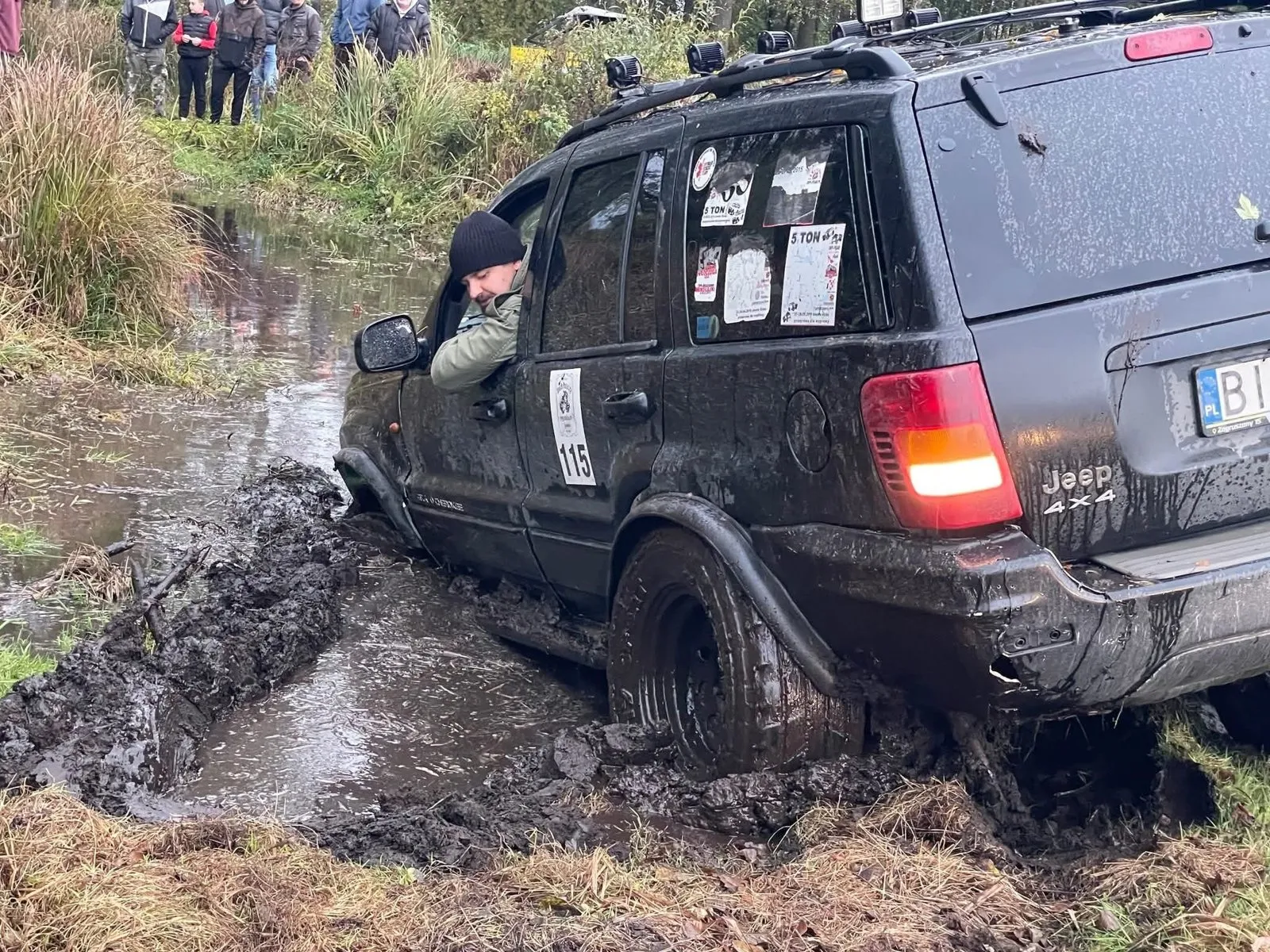 Jeep w głębokim błocie na prywatnym terenie, podziękowanie dla kierowców