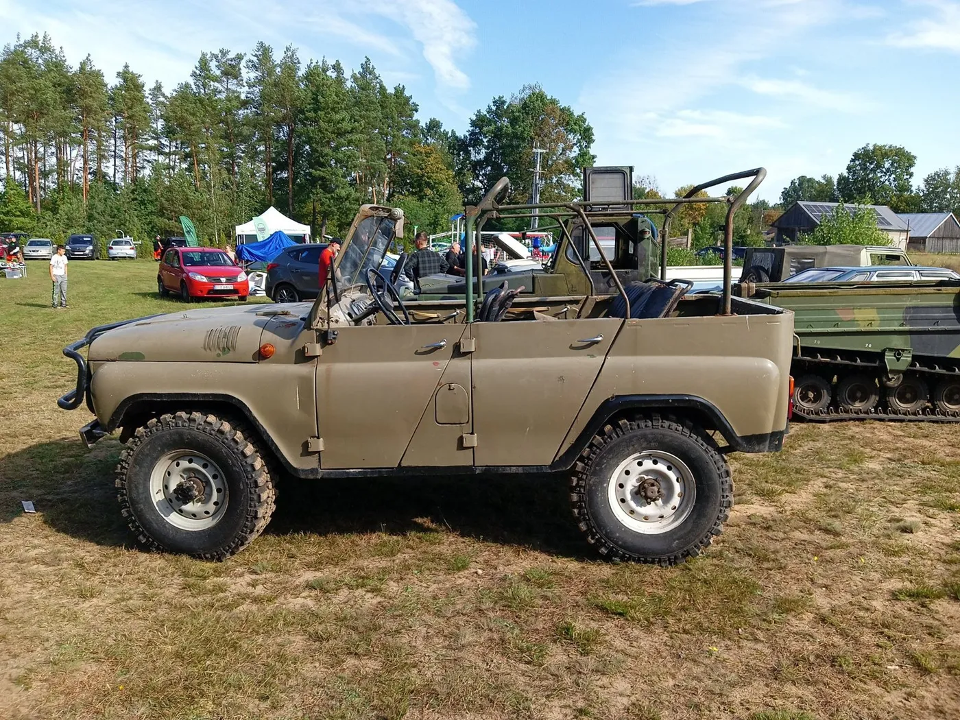 UAZ na placu przed odprawą