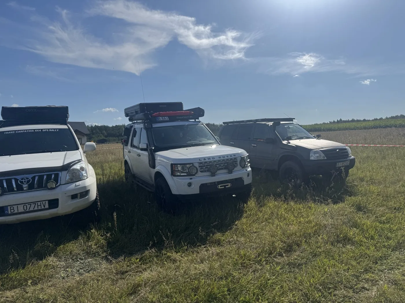 Land Cruiser i Discovery czekają na start