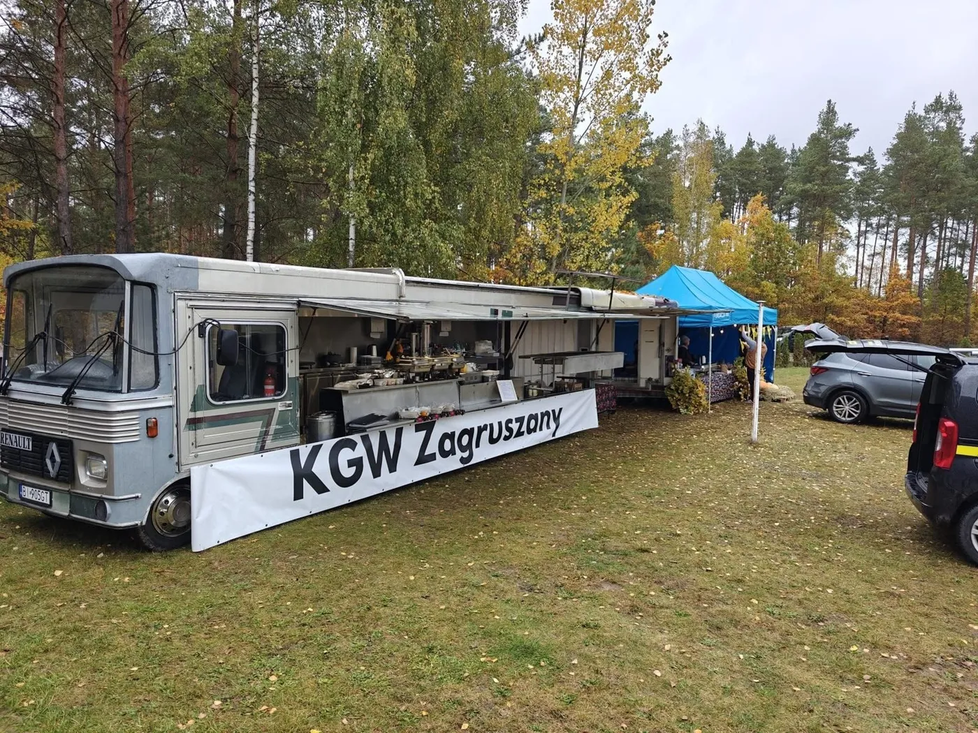 Food truck KGW Zagruszany, ciepłe jedzenie w deszczowy dzień