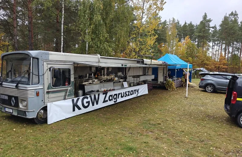 Food truck KGW Zagruszany, ciepłe jedzenie w deszczowy dzień