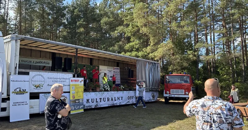 Scena Kulturalnego Offroadu i namioty na placu