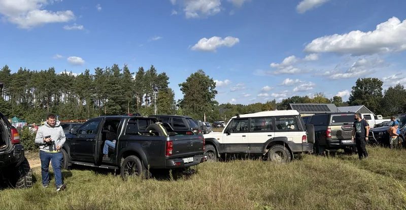 Załogi przy autach tuż przed wyjazdem na trasy