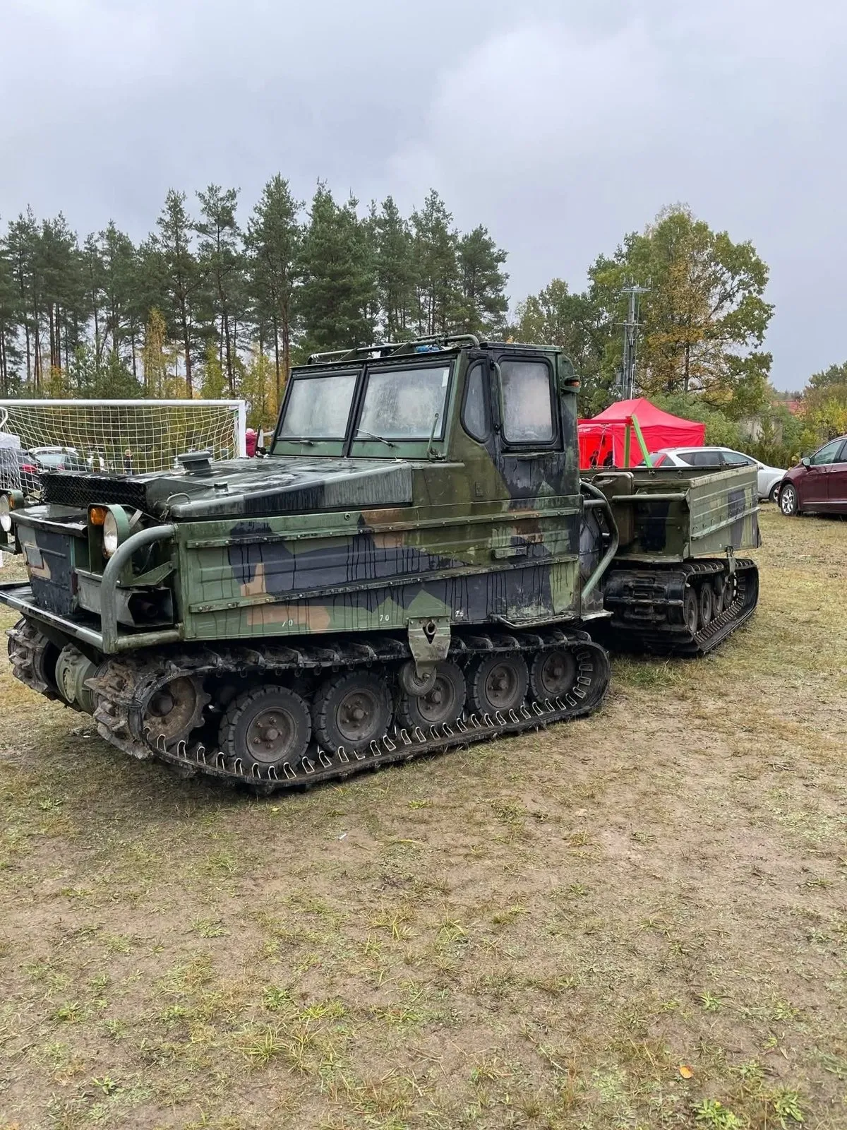 Gąsienicowy transporter na placu