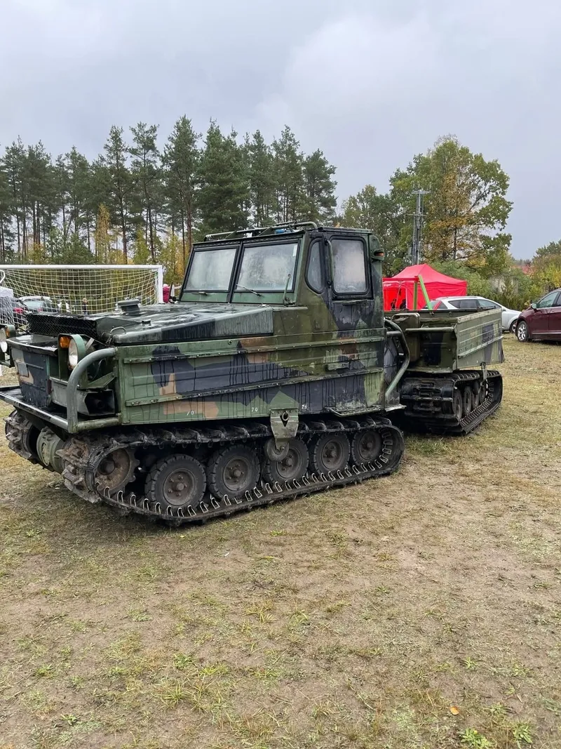 Gąsienicowy transporter na placu
