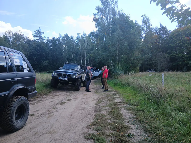 Postój kolumny na leśnej drodze