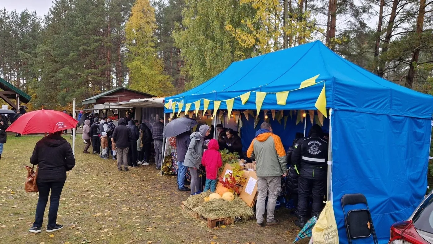 Pod parasolami przy namiocie KGW