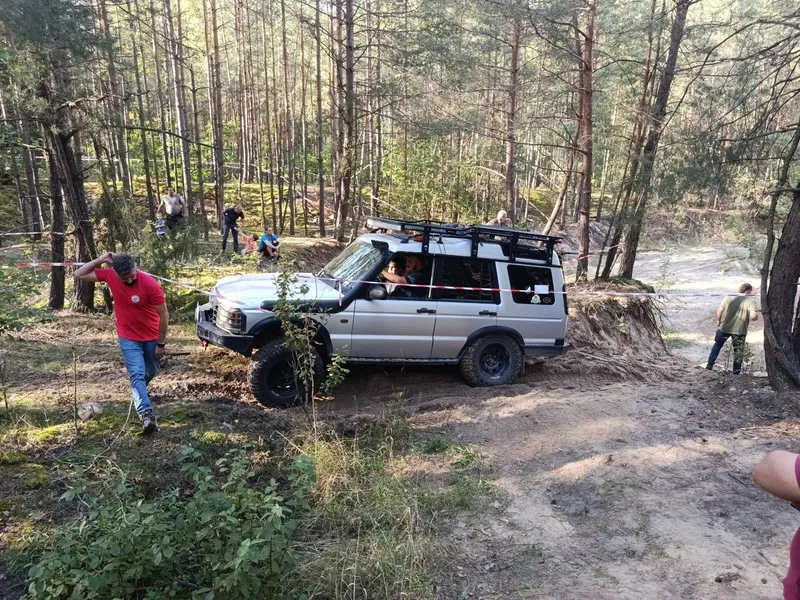 Discovery na piaszczystym podjeździe
