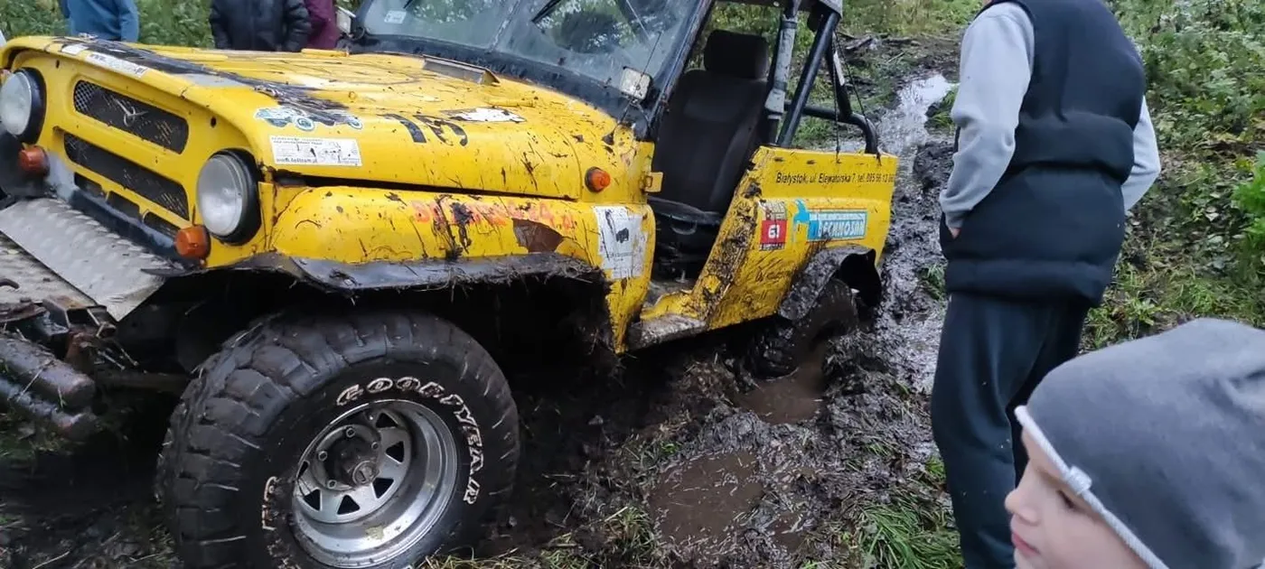 UAZ w błocie, koła po osie