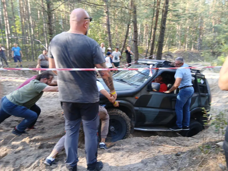 Wspólne pchanie Patrola na piasku