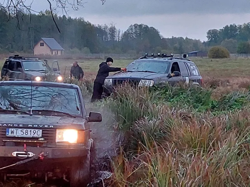 Wyciąganie auta z trzcin