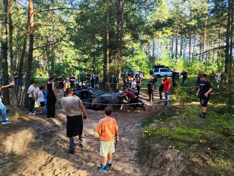 Kibice przy próbie na piaszczystym odcinku