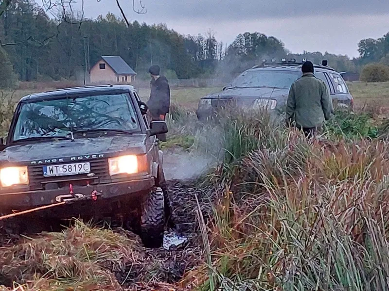Patrol wyjeżdża z mokradła, para z chłodnicy