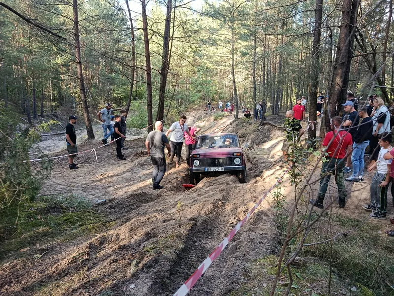 Żółty UAZ na próbie czasowej