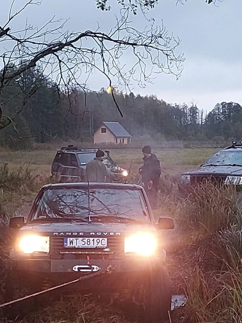 Zmierzch, światła Patrola na łące