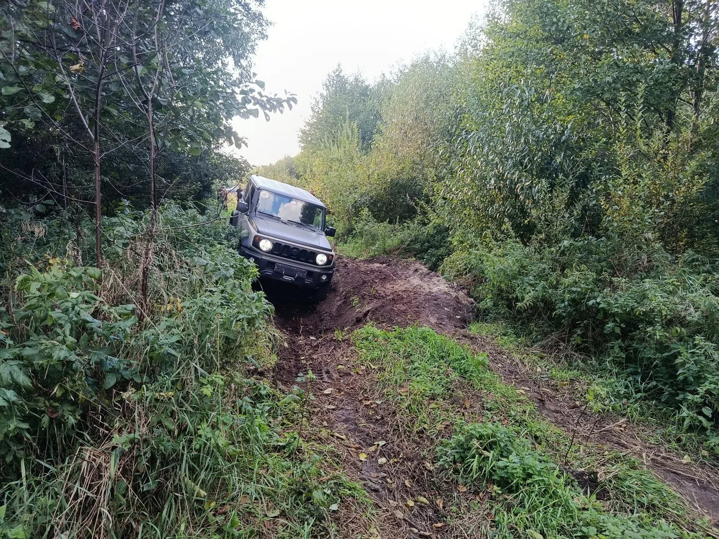 Suzuki Jimny w błocie