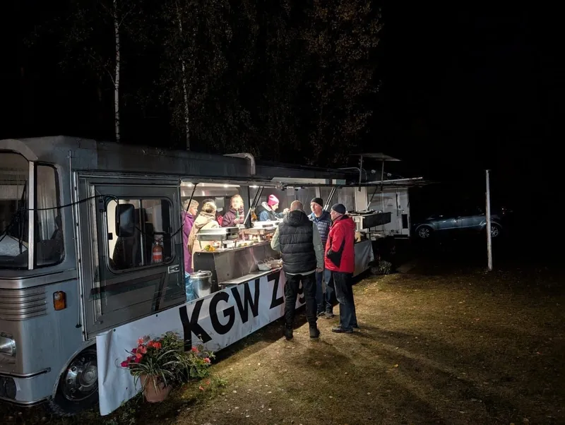 Food truck KGW Żuki wieczorem