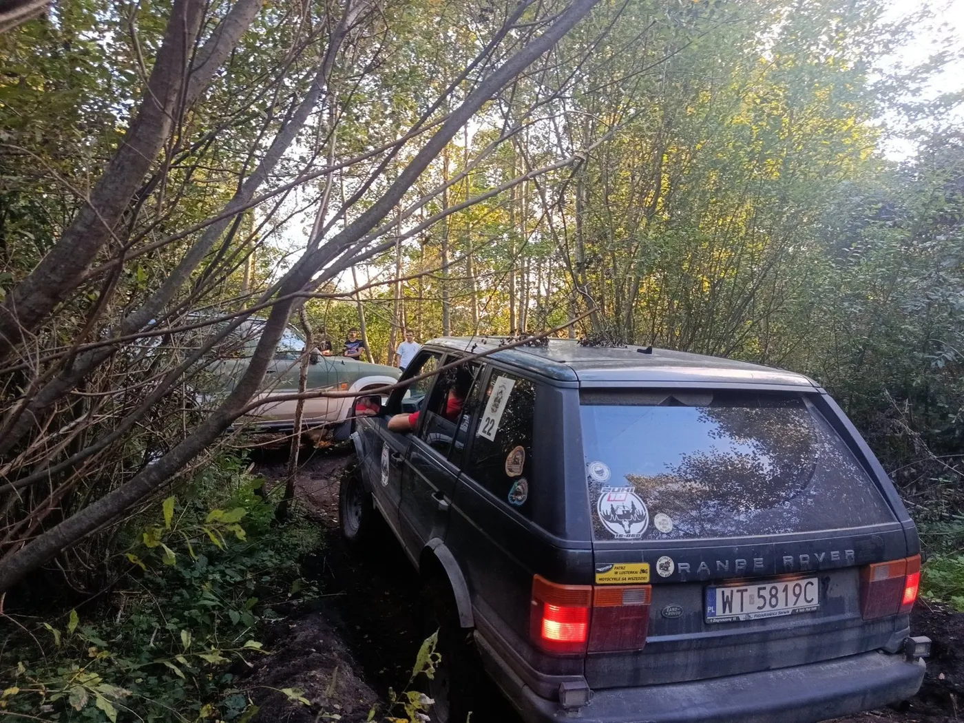 Range Rover i UAZ na leśnej trasie