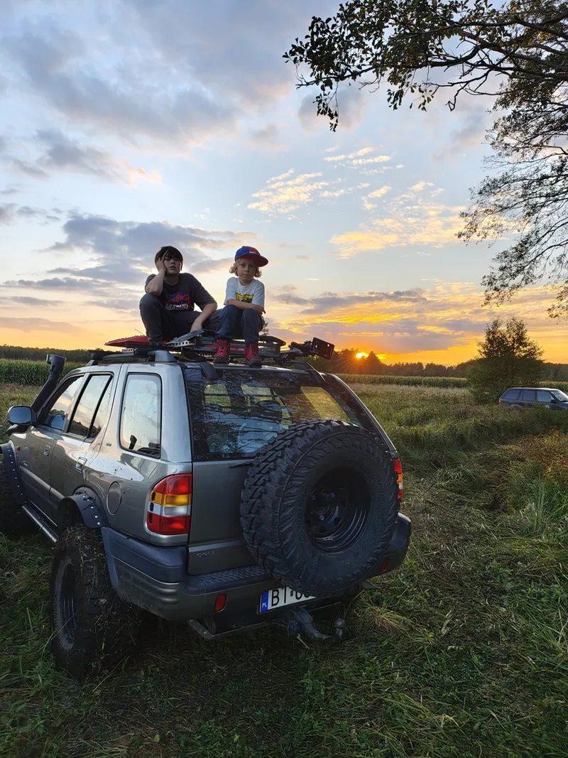 Odpoczynek na dachu Grand Cherokee o zachodzie słońca