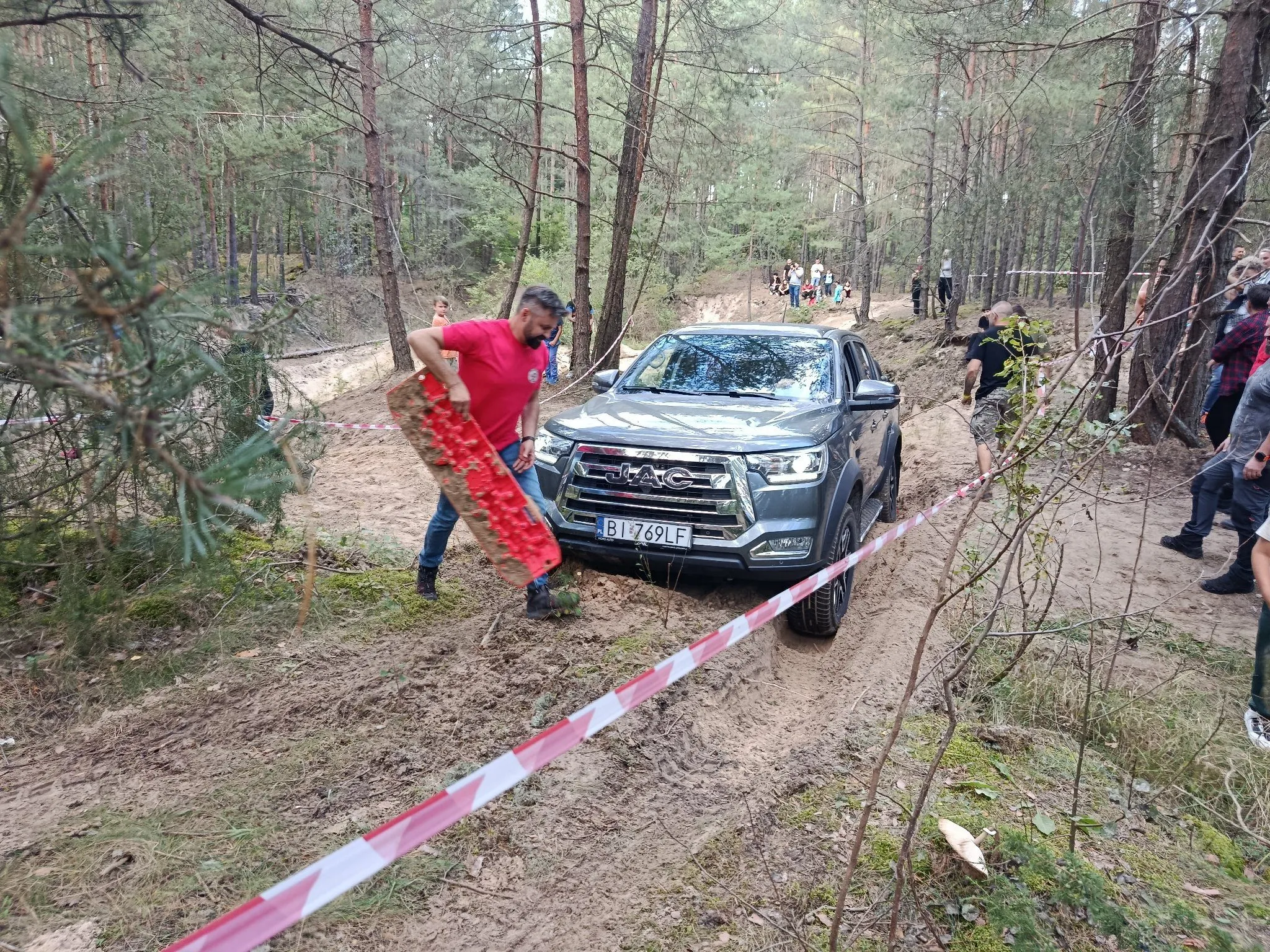 Toyota Hilux na piaszczystym podjeździe, wokół kibice, Kulturalny Offroad 2026