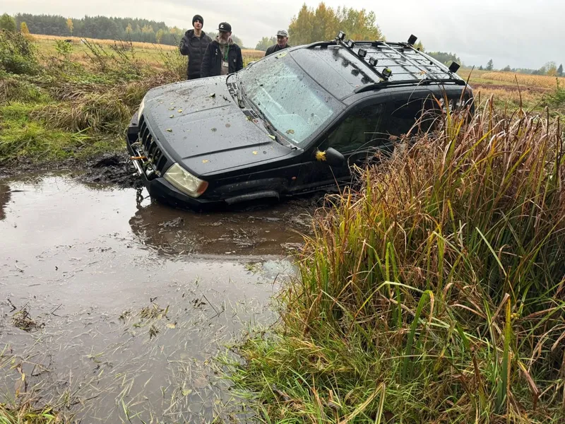 Jeep w rozlewisku, kibice obserwują przeprawę