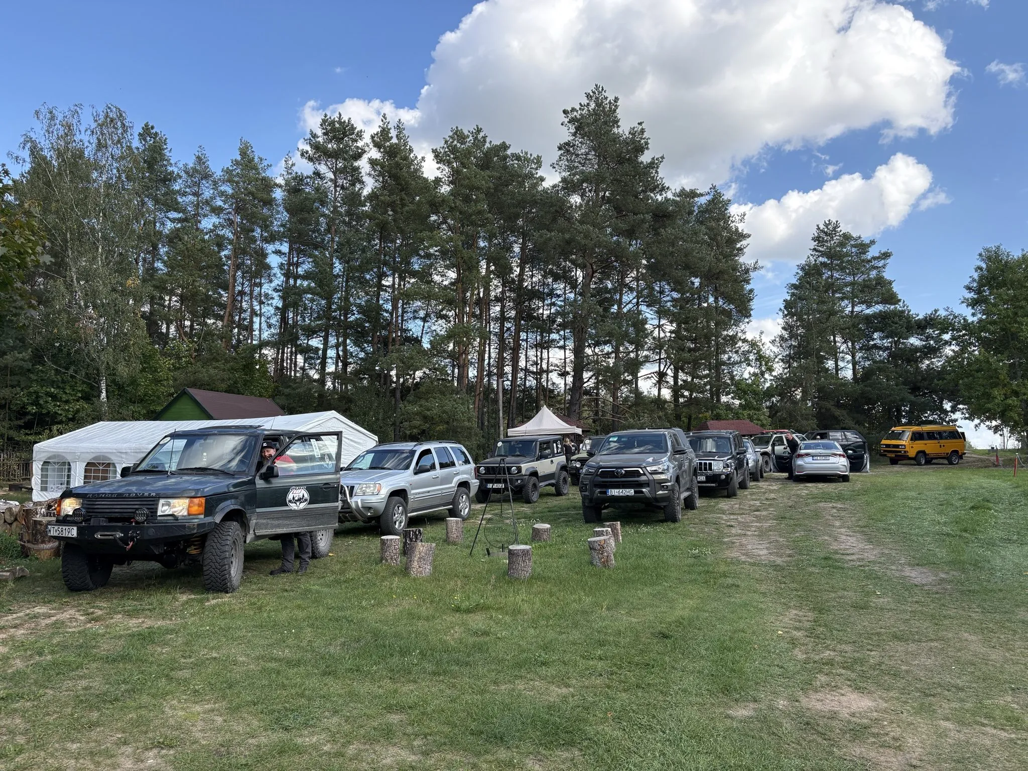 Kolumna aut na placu w Zagruszanach podczas Kulturalnego Offroadu 2026